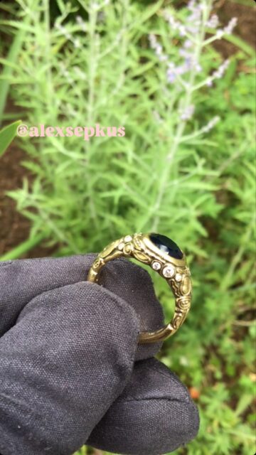 @alexsepkus 🇺🇸 mastery creating a setting for a 2.08 carat Sri Lankan sapphire. @martinpulli 🇺🇸