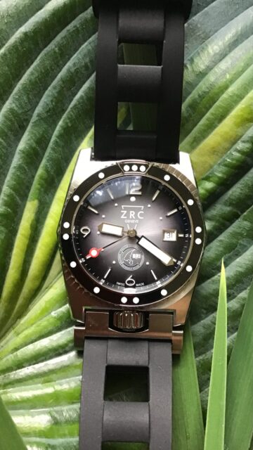 @zrc.1904 🇨🇭ZRC, founded Zuccolo & Rochet in 1904 to manufacture watch bands. Later, developing watches, more and more sophisticated watches. In 1960, endeavoring to contract with the French Navy to develop watches for the unique purposes of submersible operations. A first unique advance, was moving the operating crown from the traditional “3” location to a safer , less obtrusive “6” position. A most unique crown guard. Later, by 1970, collaborations with Commander Jacques Cousteau and his able team continued to challenge the team at ZRC to push for more advanced solutions , which lead to the introduction of the monobloc case. The case of ZRC is totally unique too. It’s not round, while the dial is. A most recognizable silhouette, but only to those who love submersibles. The ECS (Easy Clean System) is ideal for flushing the joint of the mechanical bezel and case with fresh water post session submersion. The bracelet, for those wearing a bracelet, is stainless steel with a fixed closure clasp, but spring loaded links which expand with wear. @martinpulli 🇺🇸 I know more, always happy to go deeper🤿