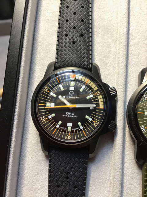 @sherpa_watches 🇩🇪 The OPS Desert Night, just broke cover, coming out of the shadows for the first time this weekend. 
🥷🏼 🖤 @martinpulli 🇺🇸 🤿 🖤 
#sherpawatches #sherpaops #sherpaopsdesertnight #martinpulli