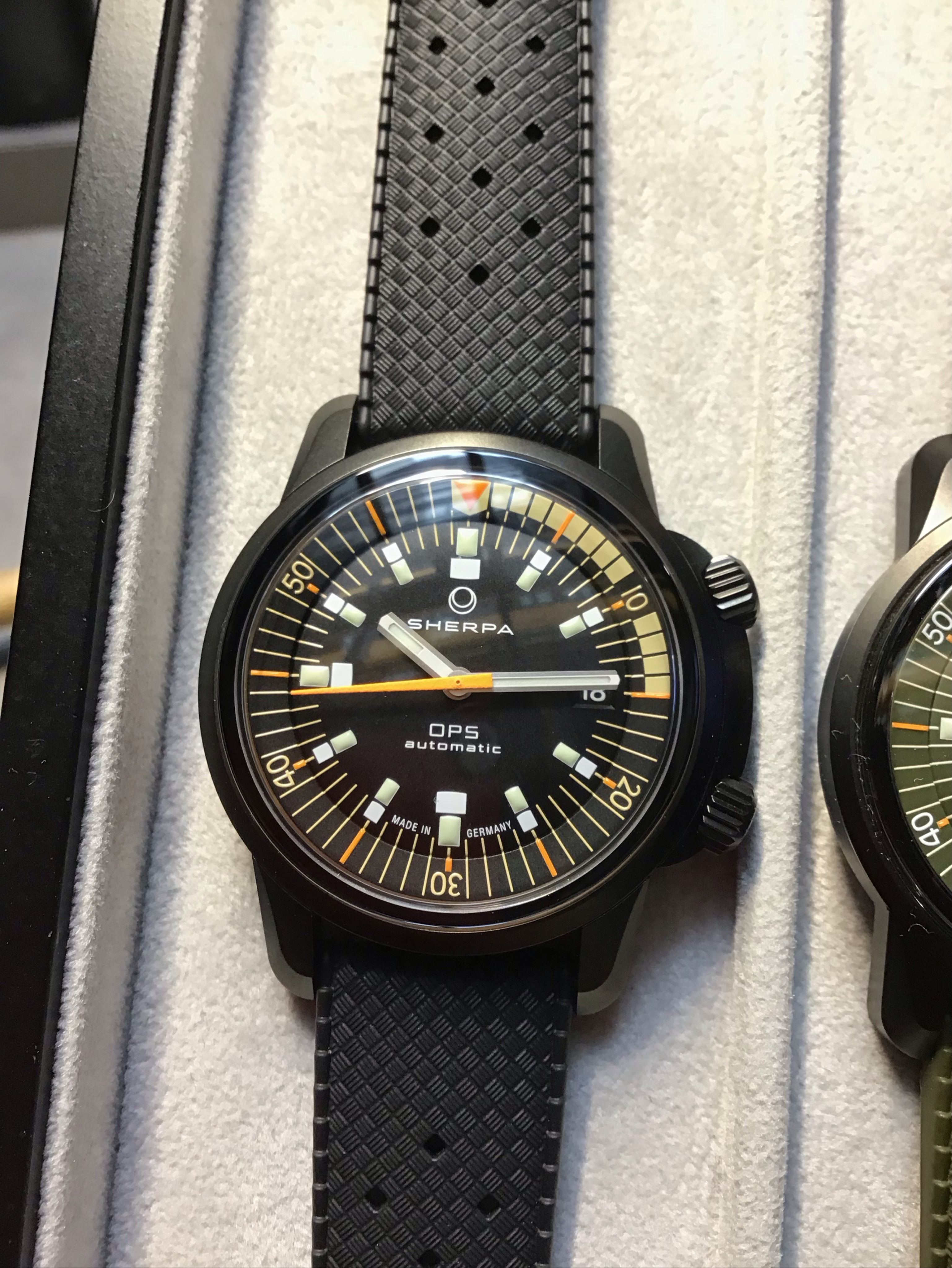 @sherpa_watches 🇩🇪 The OPS Desert Night, just broke cover, coming out of the shadows for the first time this weekend. 
🥷🏼 🖤 @martinpulli 🇺🇸 🤿 🖤 
#sherpawatches #sherpaops #sherpaopsdesertnight #martinpulli