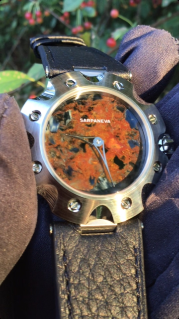 @sarpanevawatches 🇫🇮 the Supernova, with Pietersite stone dial. The Supernova is an incredibly technical case, made of stainless steel. Have a look through the caseback 🛸 @martinpulli 🇺🇸 
#sarpanevawatches #sarpanevasupernova #martinpulli