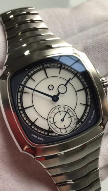 @pshorology 🇨🇭🇬🇧 Peter Speake, pioneering independent watchmaker, comes with the ultra dynamic Tsuba.
Tsuba Blue is an Edition of 100…with 99/100 going into the World. The dial is spectacular sapphire. The hands, blued steel. The case and integrated bracelet are both incredibly technical, made of stainless steel. The case itself finds itself in the image of a Tsuba, which is a protective hilt for a Samurai Katana. In particular, this particular Tsuba is the “persimmon”. The automatic movement, from Vaucher, with a custom fitted blue Microrotor. A special watch to grace any collection. @martinpulli 🇺🇸 #pshorology #pshorologytsuba #pshorologytsubablue