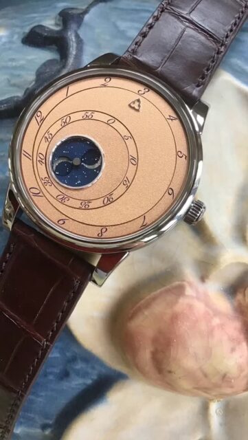 @trilobewatches 🇫🇷 (Les Matinaux) L’ Heure Exquise , unique time display with the phase of the 🌖 phase of the moon! @martinpulli 🇺🇸