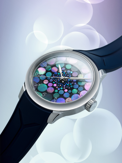 @sartorybillard 🇫🇷🥂 & @martinpulli 🇺🇸
A French Ritual, Reimagined in Japanese Lacquer
Created in collaboration with American collector and retailer Martin Pulli, the SB04-E Des
Bulles is a limited edition of 26 pieces inspired by a glass of champagne seen directly from
above.
The project takes its name from the familiar French invitation “des bulles?”
, or “some bubbles?” , often heard at the beginning of the apéro. Armand Billard translated this simple
expression of conviviality into a dial where circles of mother-of-pearl appear to rise through
black lacquer, evoking the bubbles, reflections and movement inside the glass.
Each dial is individually composed by Japanese lacquer artist Tatsuya Todo using the
traditional art of raden. Champagne-glass markers, outlined numerals and newly developed
spear-shaped hands complete a playful interpretation shaped through an ongoing creative dialogue with @martinpulli 🇺🇸 Available exclusively, World wide, from Martin Pulli.