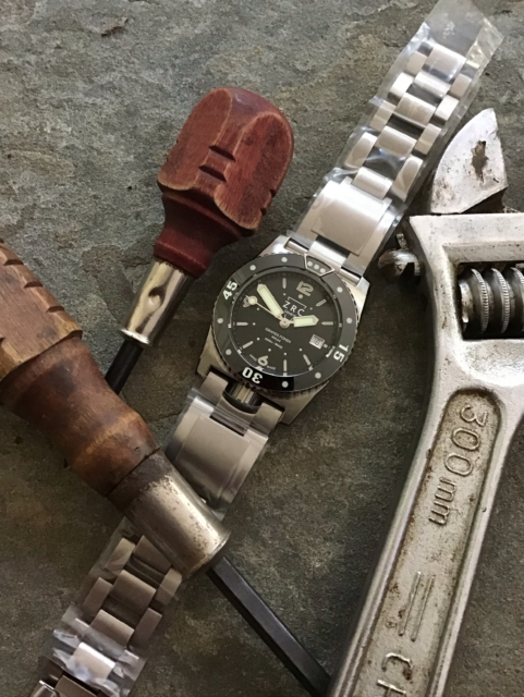 @zrc.1904 🤿 Titanium for the dedicated 🛠️ When you’re out, take your tools with you 🧰 @martinpulli 🇺🇸 I know a little about a lot , especially 🧰 
#zrc1904 #zrcwatches #zrcgrandfonds
